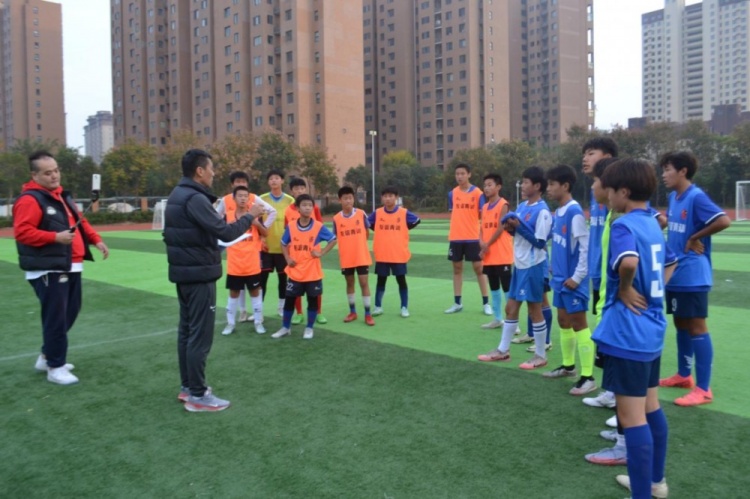 11月3日，河南俱樂部梯隊(duì)選拔測(cè)試在濮陽(yáng)建業(yè)外國(guó)語(yǔ)學(xué)校順利進(jìn)行