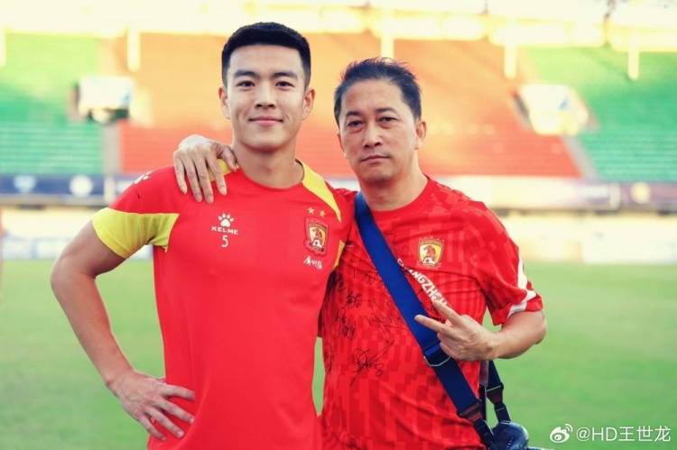 王世龍悼念廣州隊(duì)攝影師：每次都帶著笑容喊我龍龍，一路走好毛哥