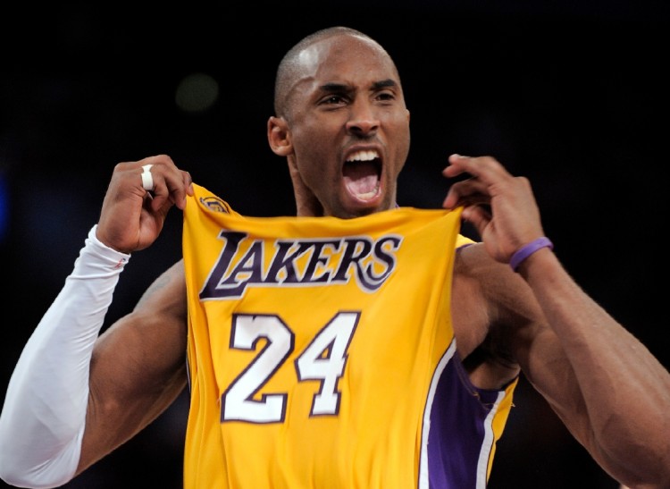 Woj：科比覺得自己會去紐約退役 他說他被湖人特赦了就簽?zāi)峥怂? /></p><p>12月7日訊 近日，已退休的名記Woj參加了安東尼的播客《7PM in Brooklyn》，談到了科比。</p><p>他透露：“這很有趣。科比一直認(rèn)為自己會去尼克斯隊(duì)退役。他說，‘他們會對我使用特赦條款，沒有人會在我被特赦（進(jìn)入自由球員市場）后認(rèn)領(lǐng)我，然后我會和尼克斯隊(duì)簽約?！艺f，‘他們不會特赦你的；他們寧愿把這座城市燒毀?！?/p>            </p>
                    </div>

                    <br />
                    <div   id=
